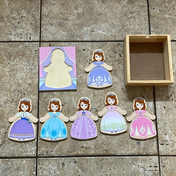 Melissa and Doug Sophia the first wooden mix and match dress up toy - Picture 1 of 9